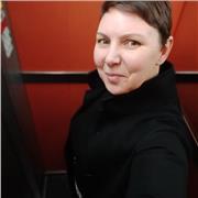 Laureata in scienze politiche e relazioni internazionali, offre lezioni di storia, filosofia, diritto